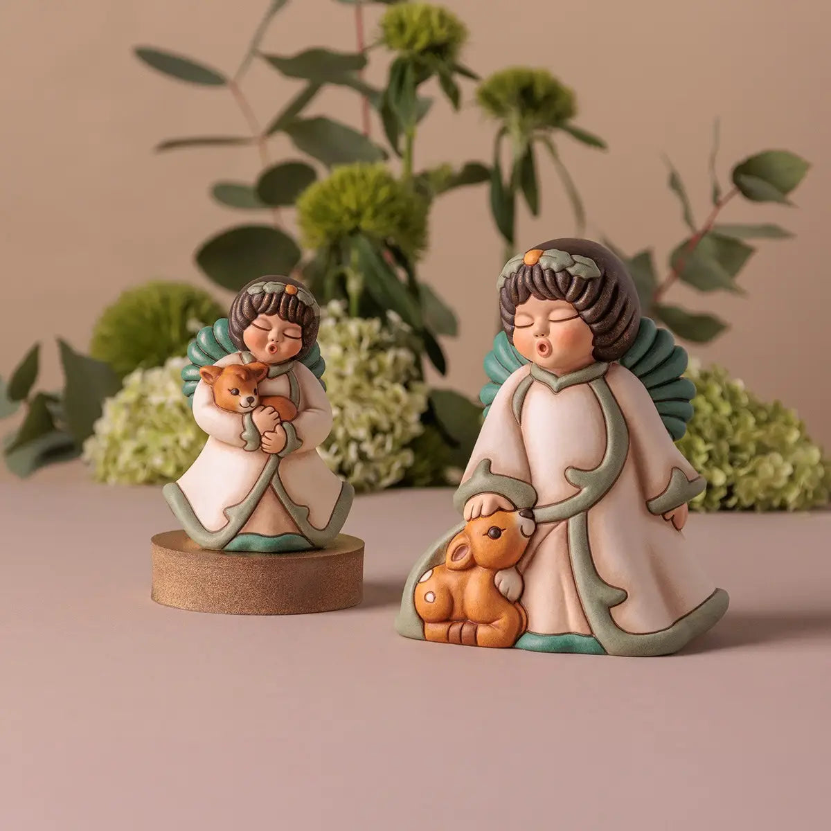 „Dekorative Engelfigur von THUN in kleiner Größe, harmonische Farben und florale Details.“