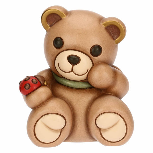 Teddy mit Marienkäfer – Glück aus Keramik 🍀🐞

Dieser bezaubernde Teddy aus hochwertiger Thun-Keramik trägt einen kleinen Marienkäfer – das Symbol für Glück und Schutz. Mit seinen liebevollen Details und seinem zeitlosen Design passt er perfekt in moderne sowie rustikale Wohnräume. Ob als charmante Dekoration oder bedeutungsvolles Geschenk, dieser Teddy bringt Freude und positive Energie in jedes Zuhause.

✔️ Handgefertigte Keramik mit feiner Verarbeitung
✔️ Glücksbringer für jede Einrichtung
