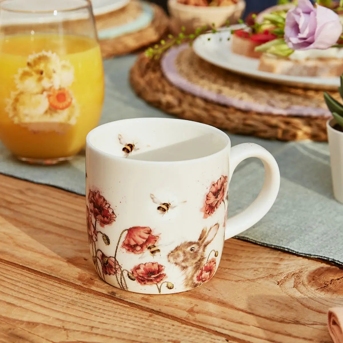 MMQT5629 Mug with rabbit in poppy field