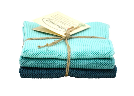 3 Stück gestrickte BIO Wischtücher in heller Azur Kombi.
Wunderschön gebunden mit Schnur und Etikett.

Wischtücher in Krausrippe gestrickt
um die Saugfähigkeit und Funktionalität zu optimieren.