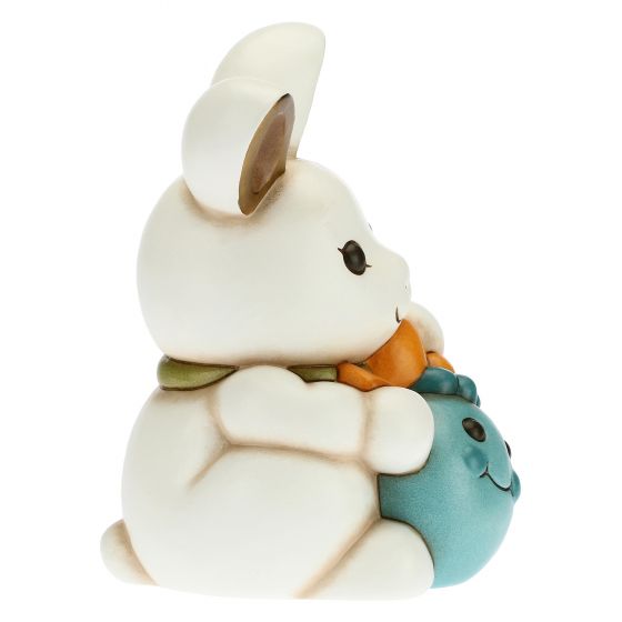 F2941H90 Hase Joy entzückt mit hellblauem Ei