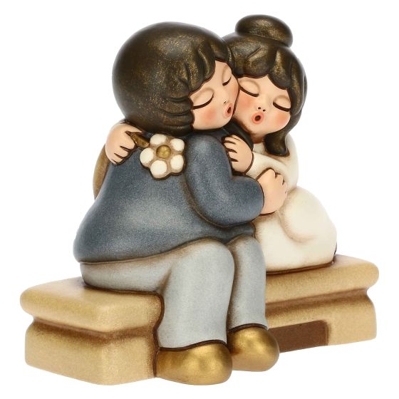 F3248H90B Sitzendes Brautpaar Umarmung groß „Dieses Produkt ist zur Zeit nicht am Lager. Bitte setzen Sie sich mit uns in Verbindung damit wir Ihnen den nächst möglichen Liefertermin bekannt geben können.“