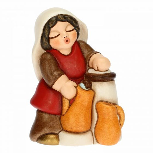 Krippenfigur Frau am Brunnen mit Wasserkannen zur klassischen Krippe von Thun in rot
