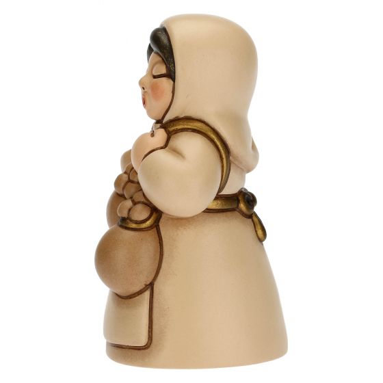 S3231B83 Frau mit Käse