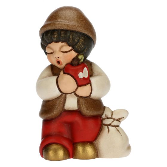 Krippenfigur Kind mit Apfel zur klassischen Krippe von Thun in rot