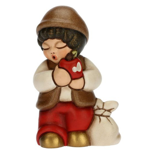 Krippenfigur Kind mit Apfel zur klassischen Krippe von Thun in rot