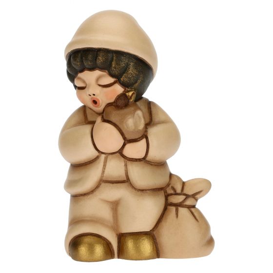 Krippenfigur Kind mit Apfel zur klassischen Krippe von Thun in beige