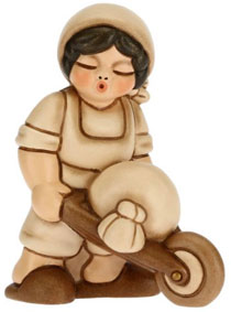 Krippenfigur Junge mit Schubkarre zur klassischen Krippe von Thun in beige