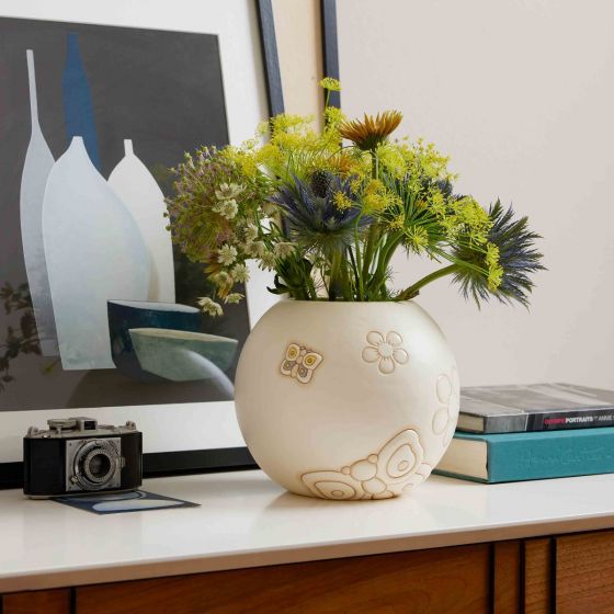 C2885H90 Vaso Elegance con farfalle e fiori "Questo prodotto è attualmente esaurito. Contattateci per conoscere la prossima data di consegna possibile".