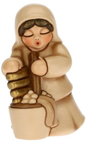 Krippenfigur Wäscherin zur klassischen Krippe von Thun in beige