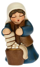 Krippenfigur Wäscherin zur klassischen Krippe von Thun in blau