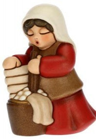 Krippenfigur Wäscherin zur klassischen Krippe von Thun in rot