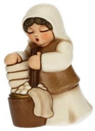 Krippenfigur Wäscherin zur klassischen Krippe von Thun in champagner